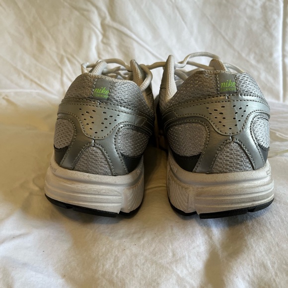 👟 👟🌸GUC Nike Sneakers, grey, black & green, size 9.5 - Picture 2 of 10